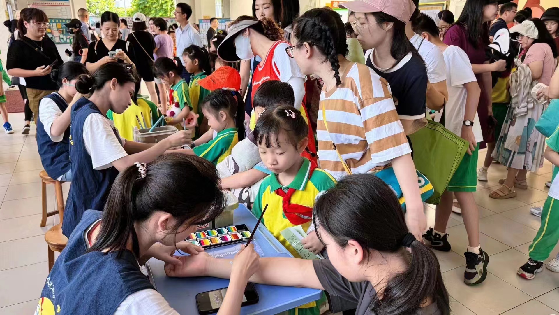 番禺区毓秀小学开展：粤剧脸谱社团·毓秀小学学生脸谱展活动