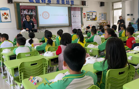 番禺区毓贤小学开展粤剧脸谱进校园活动