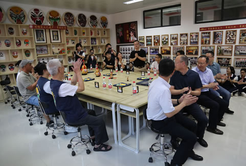 校企合作组建的《搭桥教育·粤剧脸谱非遗传承基地》正式揭牌成立