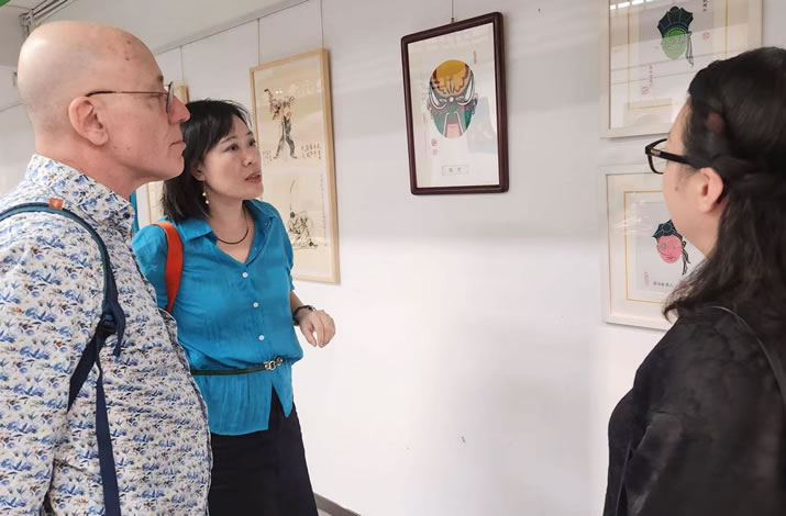 “粤‮脸剧‬谱绘‮技制‬艺”项目围绕“AI能‮促否‬进非遗‮播传‬和非遗创作”交‮与流‬探讨